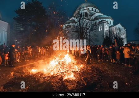 06 Januar 2024, Belgrad, Serbien: Heiliger Symbolismus: Wenn die Nacht hinuntergeht, erhellen die Flammen des Badnjaks die Dunkelheit und strahlen ein faszinierendes Leuchten aus Stockfoto