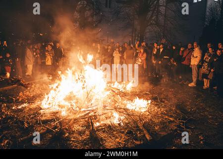 06 Januar 2024, Belgrad, Serbien: Heiliger Symbolismus: Wenn die Nacht hinuntergeht, erhellen die Flammen des Badnjaks die Dunkelheit und strahlen ein faszinierendes Leuchten aus Stockfoto