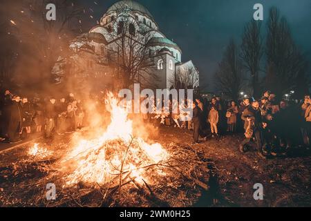 06 Januar 2024, Belgrad, Serbien: Heiliger Symbolismus: Wenn die Nacht hinuntergeht, erhellen die Flammen des Badnjaks die Dunkelheit und strahlen ein faszinierendes Leuchten aus Stockfoto