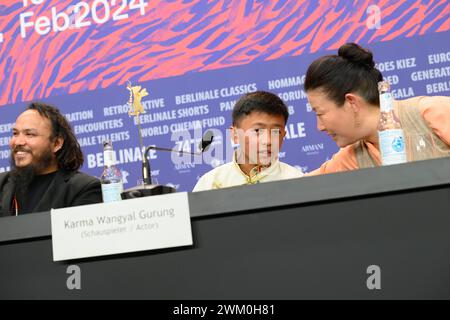 Min Bahadur Bham Regisseur, Drehbuchautor, Produzent, Karma Wangyal Gurung Schauspieler und Tsering Lhamo Gurung Schauspielerin bei der Pressekonferenz zur Premiere des nepalesischen Films Shambala bei den 74. Internationale Filmfestspiele Berlin, Berlinale. Shambala PK *** Min Bahadur Bham Regisseur, Drehbuchautorin, Produzentin, Karma Wangyal Gurung Schauspielerin und Tsering Lhamo Gurung Schauspielerin bei der Pressekonferenz zur Premiere des nepalesischen Films Shambala auf den 74. Internationalen Filmfestspielen Berlin, Berlinale Shambala PK Stockfoto