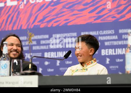 Min Bahadur Bham Regisseur, Drehbuchautor, Produzent, Links, und Karma Wangyal Gurung Schauspieler bei der Pressekonferenz zur Premiere des nepalesischen Films Shambala bei den 74. Internationale Filmfestspiele Berlin, Berlinale. Shambala PK *** Min Bahadur Bham Regisseur, Drehbuchautorin, Produzentin , Left und Karma Wangyal Gurung Schauspieler bei der Pressekonferenz zur Premiere des nepalesischen Films Shambala beim 74. Internationalen Filmfestival Berlin, Berlinale Shambala PK Stockfoto