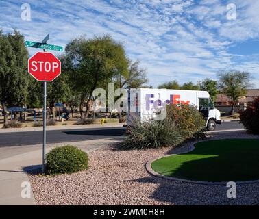 FedEx Van parkt in einem Vorstadtgebiet, Phoenix, Arizona, USA Stockfoto