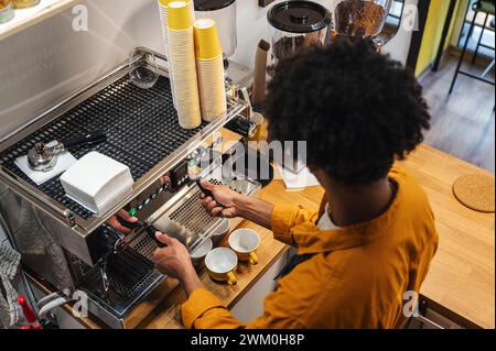 Der Barista bedient die Kaffeemaschine im Café Stockfoto