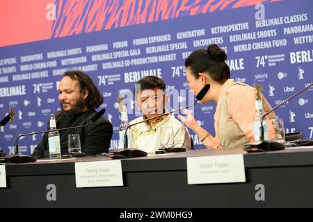 Min Bahadur Bham Regisseur, Drehbuchautor, Produzent, Karma Wangyal Gurung Schauspieler und Tsering Lhamo Gurung Schauspielerin bei der Pressekonferenz zur Premiere des nepalesischen Films Shambala bei den 74. Internationale Filmfestspiele Berlin, Berlinale. Shambala PK *** Min Bahadur Bham Regisseur, Drehbuchautorin, Produzentin, Karma Wangyal Gurung Schauspielerin und Tsering Lhamo Gurung Schauspielerin bei der Pressekonferenz zur Premiere des nepalesischen Films Shambala auf den 74. Internationalen Filmfestspielen Berlin, Berlinale Shambala PK Stockfoto