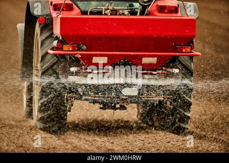 Traktor, der Dünger auf dem Feld spritzt Stockfoto