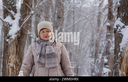 Ältere Frau, die im Winter warme Kleidung im Park trägt Stockfoto