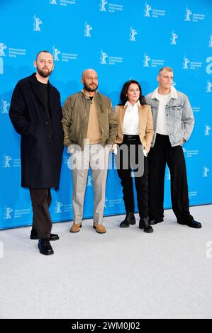 Gustav Möller, dar Salim, Sidse Babett Knudsen und Sebastian Bull beim Photocall zum Kinofilm 'Vogter / Söhne' auf der Berlinale 2024 / 74. Internationale Filmfestspiele Berlin im Hotel Grand Hyatt. Berlin, 22.02.2024 Stockfoto