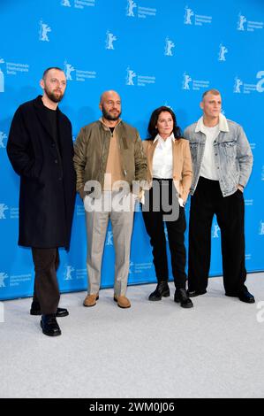 Gustav Möller, dar Salim, Sidse Babett Knudsen und Sebastian Bull beim Photocall zum Kinofilm 'Vogter / Söhne' auf der Berlinale 2024 / 74. Internationale Filmfestspiele Berlin im Hotel Grand Hyatt. Berlin, 22.02.2024 Stockfoto