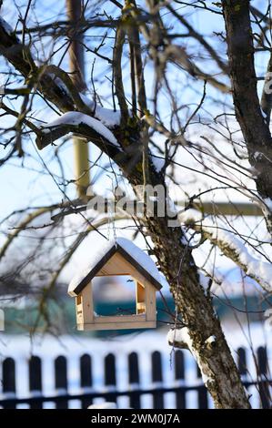 Vogelhaus hängt im Winter an einem Baum Stockfoto