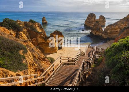 Portugal, Algarve, Lagos, Treppen zum Strand Praia do Camilo Stockfoto