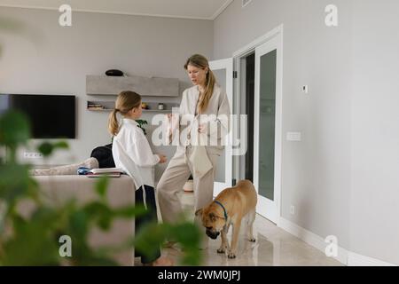 Mutter hilft der Tochter, sich auf die Schule vorzubereiten Stockfoto