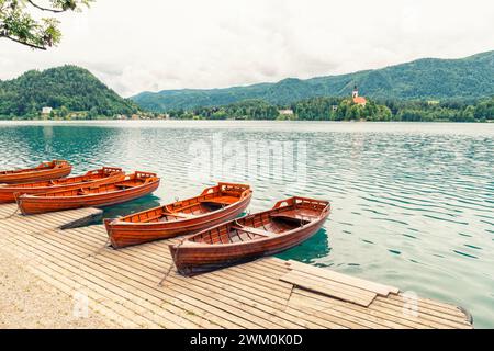 Slowenien, Oberkarniola, Bled, Vermietung von Booten am Ufer des Bleder Sees im Sommer Stockfoto