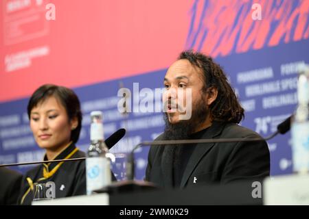 Min Bahadur Bham Regisseur, Drehbuchautor, Produzent und Tenzin Dalha Schauspieler und Thinley Lhamo Schauspielerin bei der Pressekonferenz zur Premiere des nepalesischen Films Shambala bei den 74. Internationale Filmfestspiele Berlin, Berlinale. Shambala PK *** Min Bahadur Bham Regisseur, Drehbuchautor, Produzent und Tenzin Dalha Schauspieler und Thinley Lhamo Schauspielerin bei der Pressekonferenz zur Premiere des nepalesischen Films Shambala auf den 74. Internationalen Filmfestspielen Berlin, Berlinale Shambala PK Stockfoto