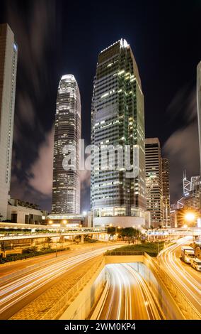 Gebäude des internationalen Finanzzentrums in der Stadt Hongkong bei Nacht Stockfoto