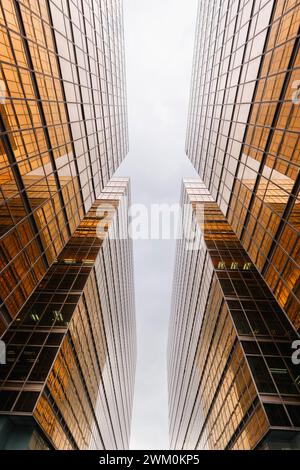 Moderne goldene Glasgebäude in Hongkong Stockfoto