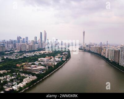 Berühmte Gebäude in der Nähe des Perlflusses in der Stadt Guangzhou, China Stockfoto