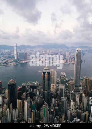Moderne berühmte Wolkenkratzer vor dem Meer in Hong Kong City Stockfoto