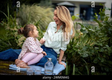 Glückliche Mutter, die Tochter auf dem Steg ansieht Stockfoto