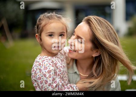 Glückliche Mutter, die Tochter ansieht Stockfoto
