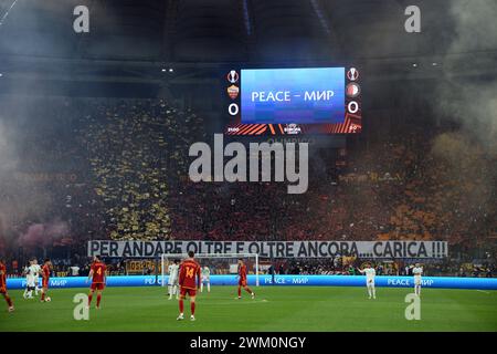 Roma-Fans beim Spiel der UEFA Europa League ALS Roma gegen Feyenoord im Olimpico-Stadion in Rom, Italien. Februar 2024. AllShotLive Credit: SIPA USA/Alamy Live News Stockfoto