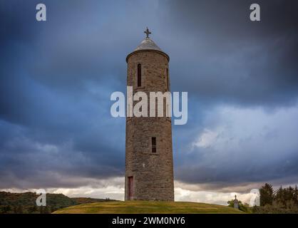 Ein falscher Rundturm, der ungewöhnliche Glockenturm auf dem Gelände der Heiligen Joseph & Conal in Bruckless, County Donegal, Irland. Stockfoto