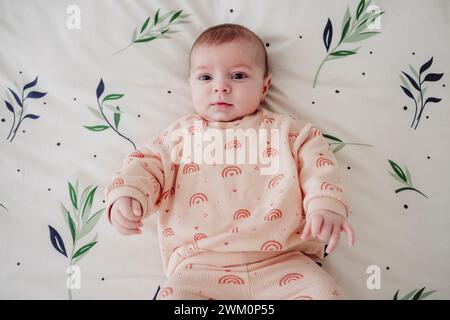Cute Baby Mädchen liegt auf dem Bett zu Hause. Stockfoto