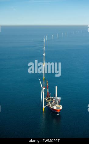 Niederlande, Nordholland, IJmuiden, Luftaufnahme des Installationsschiffs für Windkraftanlagen im Offshore-Windpark Stockfoto