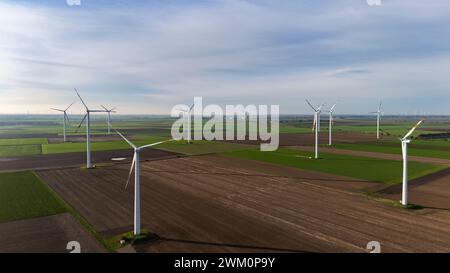 Luftaufnahme von Windturbinen auf gepflügtem Feld Stockfoto