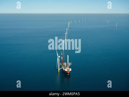 Niederlande, Nordholland, IJmuiden, Luftaufnahme des Installationsschiffs für Windkraftanlagen im Offshore-Windpark Stockfoto