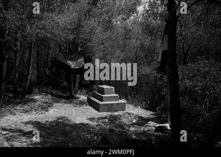 Gedenkstätte in der Sierra de Cavalls für 37 Freiwillige der XV. International Brigade, die während der Ebro-Offensive 1938 von Brigade-Ingenieuren getötet wurden. Stockfoto