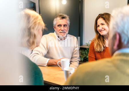 Lächelnde Männer und Frauen, die miteinander reden Stockfoto