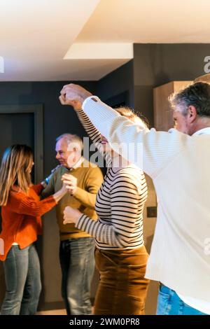 Glückliche Freunde tanzen und genießen gemeinsam auf der Ruhestandsfeier Stockfoto