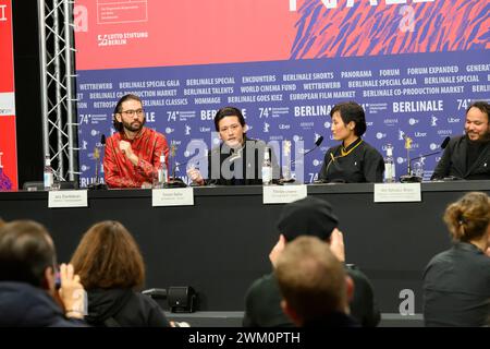 Aziz Zhambakiyev Kamera, Tenzin Dalha Schauspieler, Thinley Lhamo Schauspielerin und Min Bahadur Bham Regisseur, Drehbuchautor, Produzent bei der Pressekonferenz zur Premiere des nepalesischen Films Shambala bei den 74. Internationale Filmfestspiele Berlin, Berlinale. Shambala PK *** Aziz Zhambakiyev Kameramann, Tenzin Dalha Schauspieler, Thinley Lhamo Schauspielerin und Min Bahadur Bham Regisseur, Drehbuchautor, Produzent bei der Pressekonferenz zur Premiere des nepalesischen Films Shambala auf den Internationalen Filmfestspielen Berlin 74, Berlinale Shambala PK Stockfoto