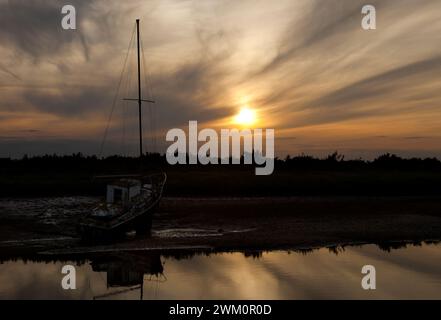 Abandonded Boot bei Ebbe in Blakeney, Norfolk, England, Großbritannien Stockfoto