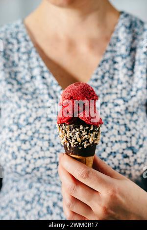 Reife Frau, die Eisbecher in der Hand hält Stockfoto