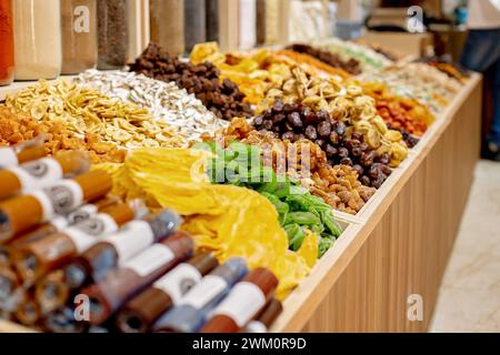 Lebensmittelmarkt in Jerusalem, Schüsseln mit getrockneten Früchten und traditionellen türkischen Süßigkeiten Stockfoto