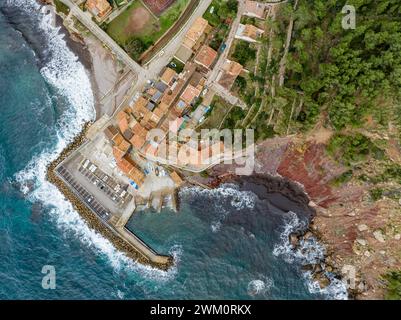 Spanien, Balearen, Port de Valldemossa, Blick aus der Vogelperspektive auf das Fischerdorf auf Mallorca Stockfoto