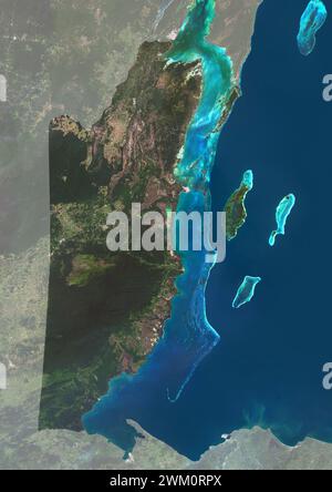 Farb-Satellitenbild von Belize, mit Maske. Das Belize Barrier Reef verläuft etwa 190 Meilen (300 km) entlang der Karibikküste von Belize. Stockfoto