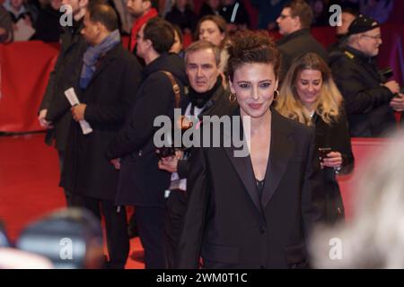 Berlin, Deutschland. Februar 2024. Besondere Gäste auf dem Roten Teppich „Supersex“, Berlinale Special Gala Sieben Schleier von Atom Egoyan (Kanada). (Foto von Beata Siewicz/Pacific Press) Credit: Pacific Press Media Production Corp./Alamy Live News Stockfoto