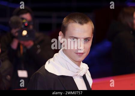 Berlin, Deutschland. Februar 2024. Besondere Gäste auf dem Roten Teppich „Supersex“, Berlinale Special Gala Sieben Schleier von Atom Egoyan (Kanada). (Foto von Beata Siewicz/Pacific Press) Credit: Pacific Press Media Production Corp./Alamy Live News Stockfoto