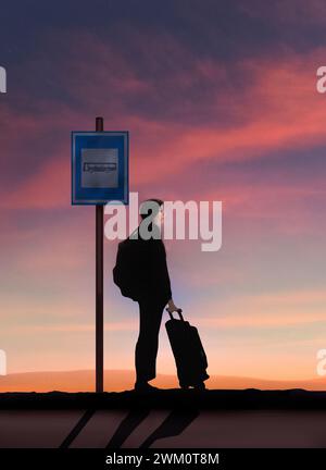 Eine junge Frau wartet an der Fernbushaltestelle in der Abenddämmerung Stockfoto