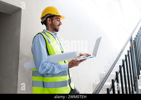 Architekt mit Laptop auf Stufen vor Ort Stockfoto