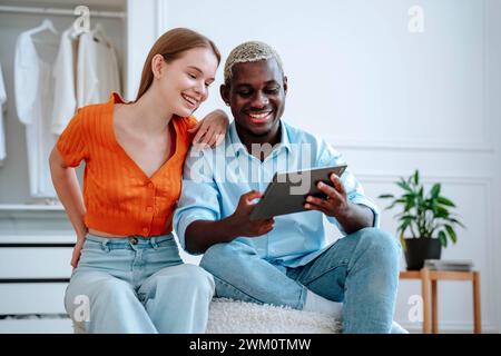 Glückliches junges Paar mit Tablet-PC Stockfoto