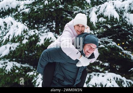 Glücklicher Mann vor schneebedeckten Bäumen Stockfoto