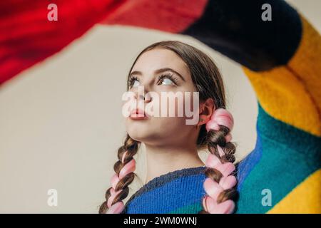 Junge Frau mit mehrfarbigem Pullover Stockfoto