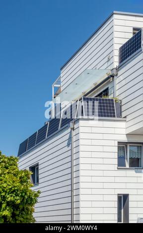 Schweiz, Kanton St. Gallen, Gommiswald, Balkon mit Solarpaneelen Stockfoto