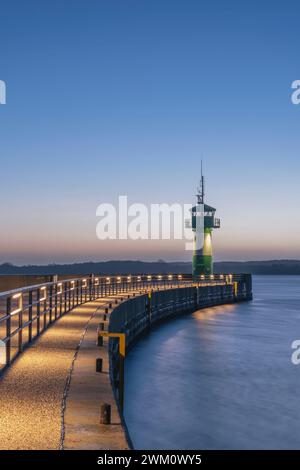 Deutschland, Schleswig-Holstein, Lübeck, klarer Himmel über dem Leuchtturm von Travemunde bei Sonnenaufgang Stockfoto