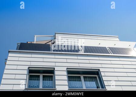 Schweiz, Kanton St. Gallen, Gommiswald, Balkon mit Solarpaneelen Stockfoto