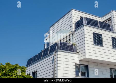 Schweiz, Kanton St. Gallen, Gommiswald, Balkon mit Solarpaneelen Stockfoto