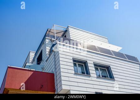 Schweiz, Kanton St. Gallen, Gommiswald, Balkon mit Solarpaneelen Stockfoto